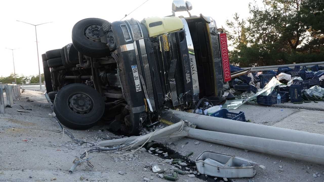 Burdur’da Sebze Yüklü Kamyon Refüje Devrildi2