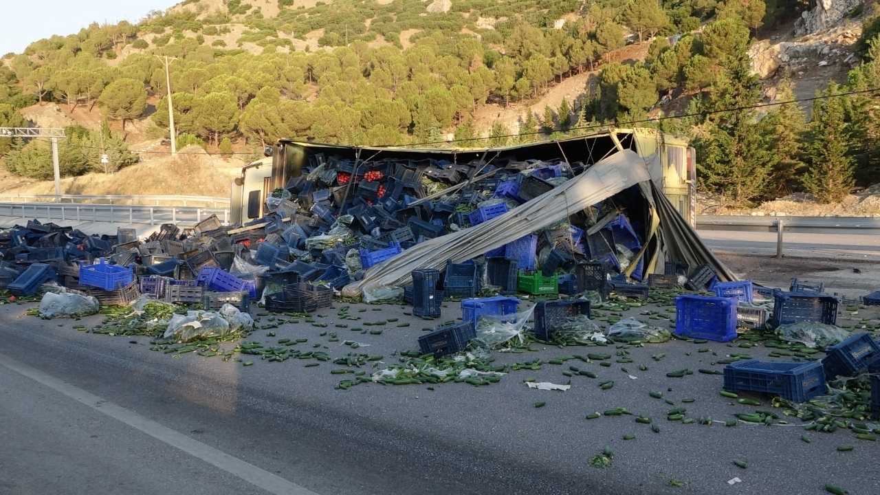 Burdur’da Sebze Yüklü Kamyon Refüje Devrildi3