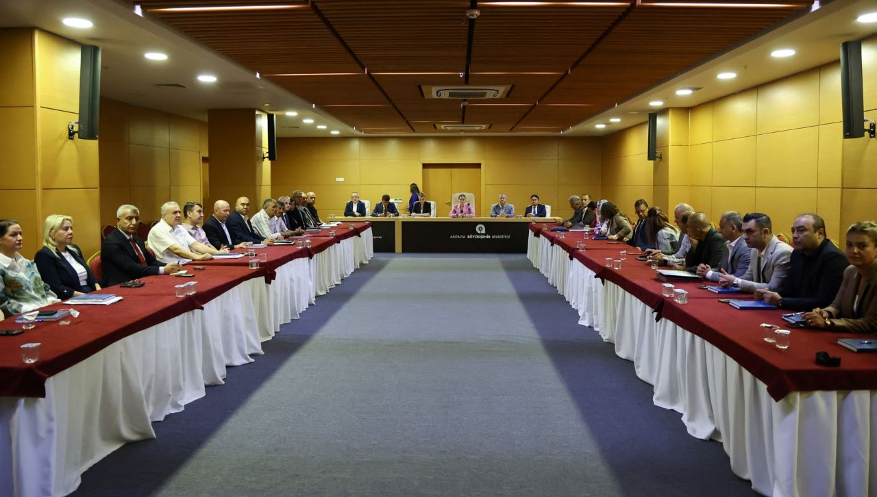 Büşra Özdemir’den İlk Kritik Toplantı!