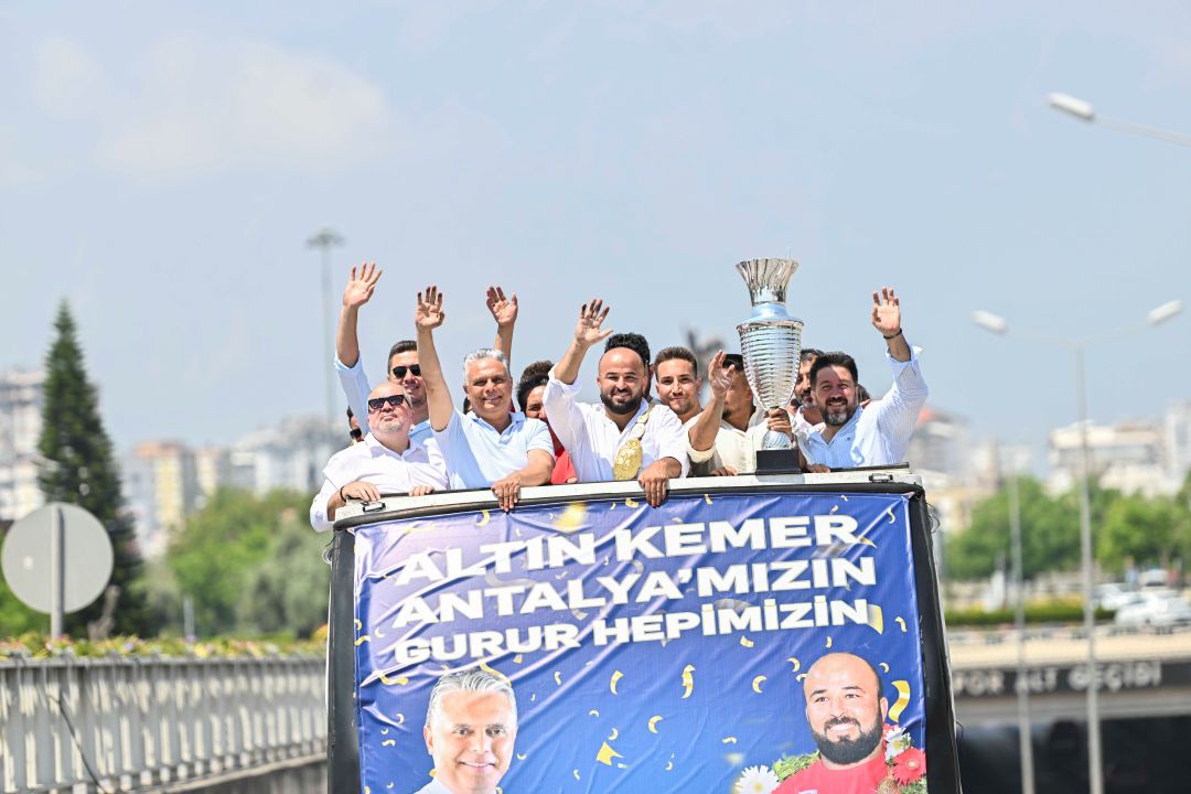 Altın Kemerle Dönen Orhan Okulu Antalya’da Coşkuyla Karşılandı 1