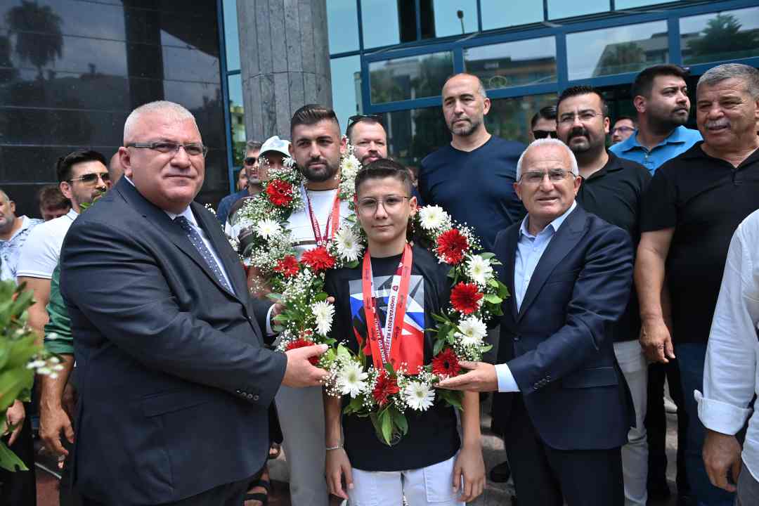 Kumluca’da Kırkpınar Pehlivanlarına Coşkulu Karşılama 1