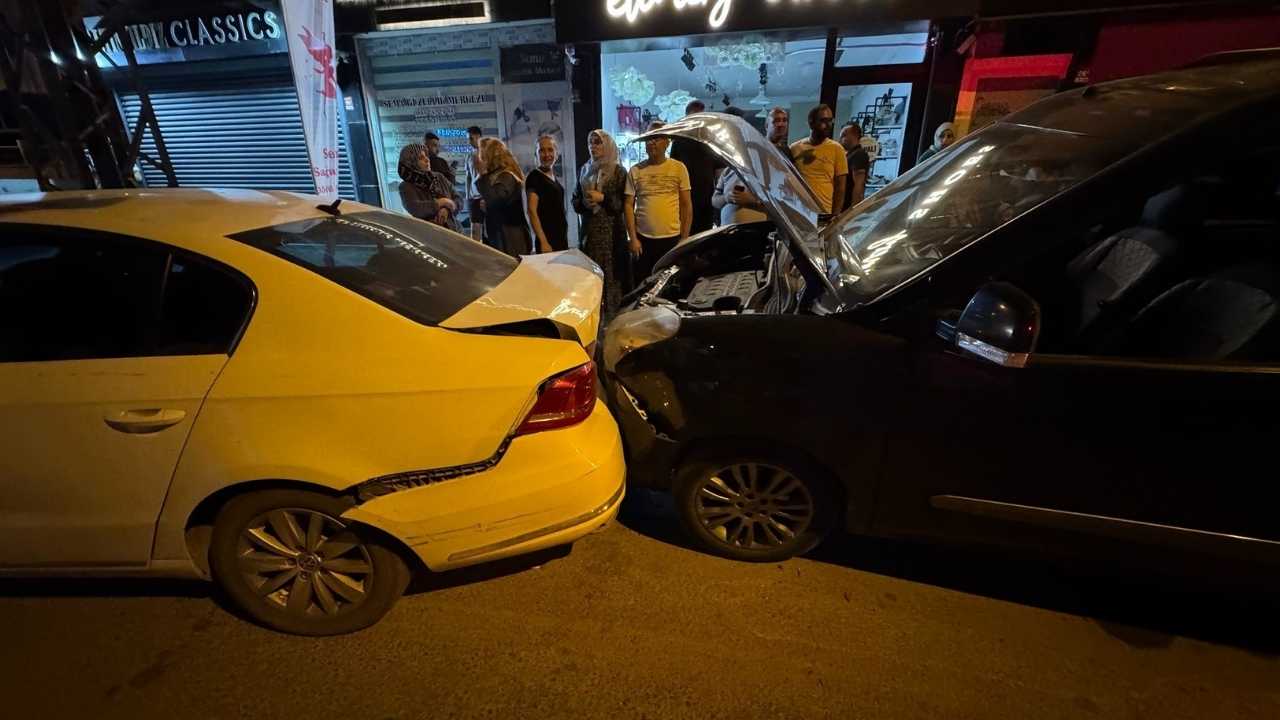 Hatay'da Kontrolden Çıkan Otomobil 3 Araca Çarptı (1)