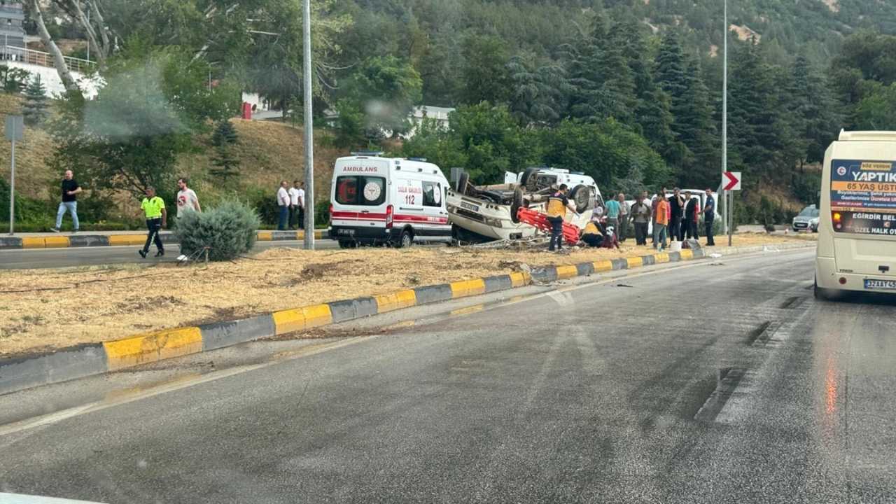 Isparta Eğirdir’de Takla Atan Minibüste 1’I Ağır 9 Yaralı 2