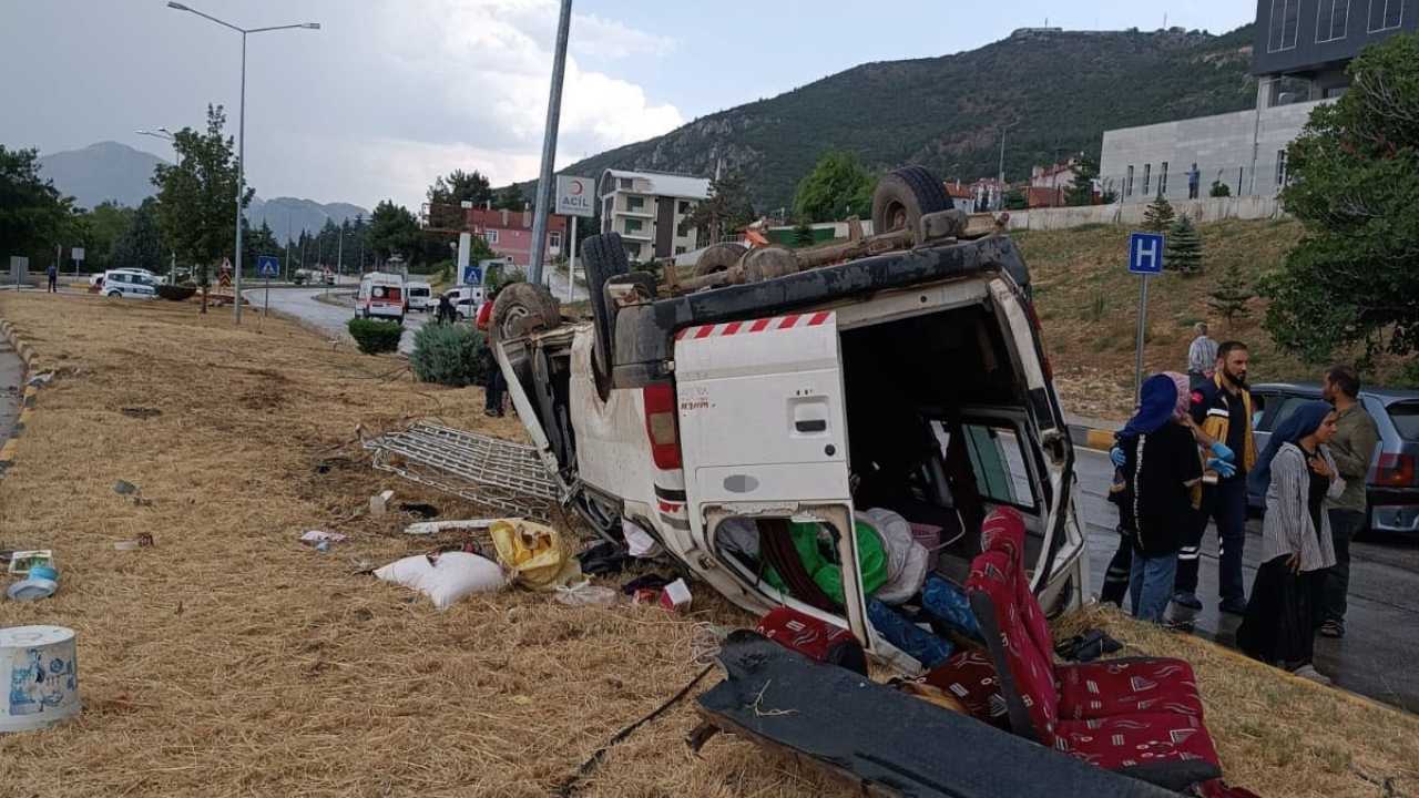 Isparta Eğirdir’de Takla Atan Minibüste 1’I Ağır 9 Yaralı 4