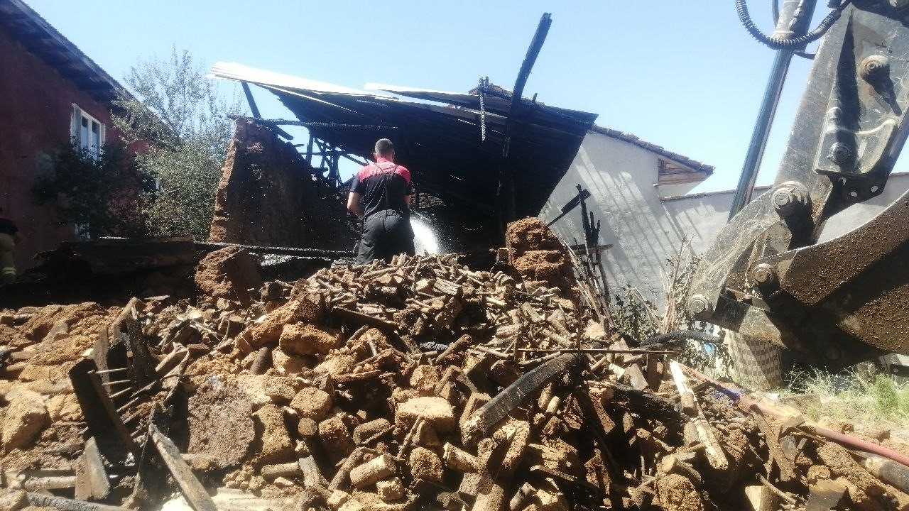 Isparta Yalvaç’ta Odunluk Yangını Paniğe Yol Açtı 2