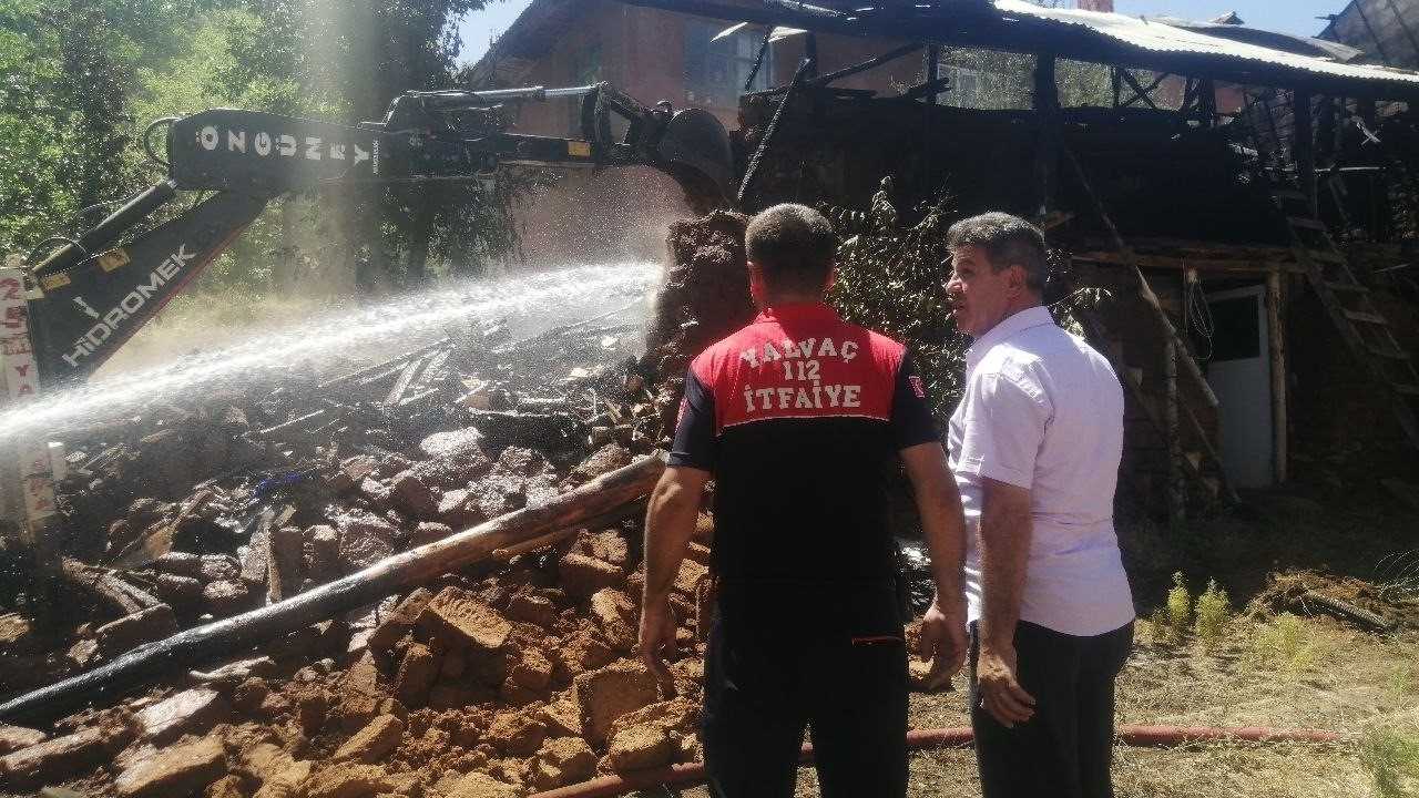 Isparta Yalvaç’ta Odunluk Yangını Paniğe Yol Açtı 3