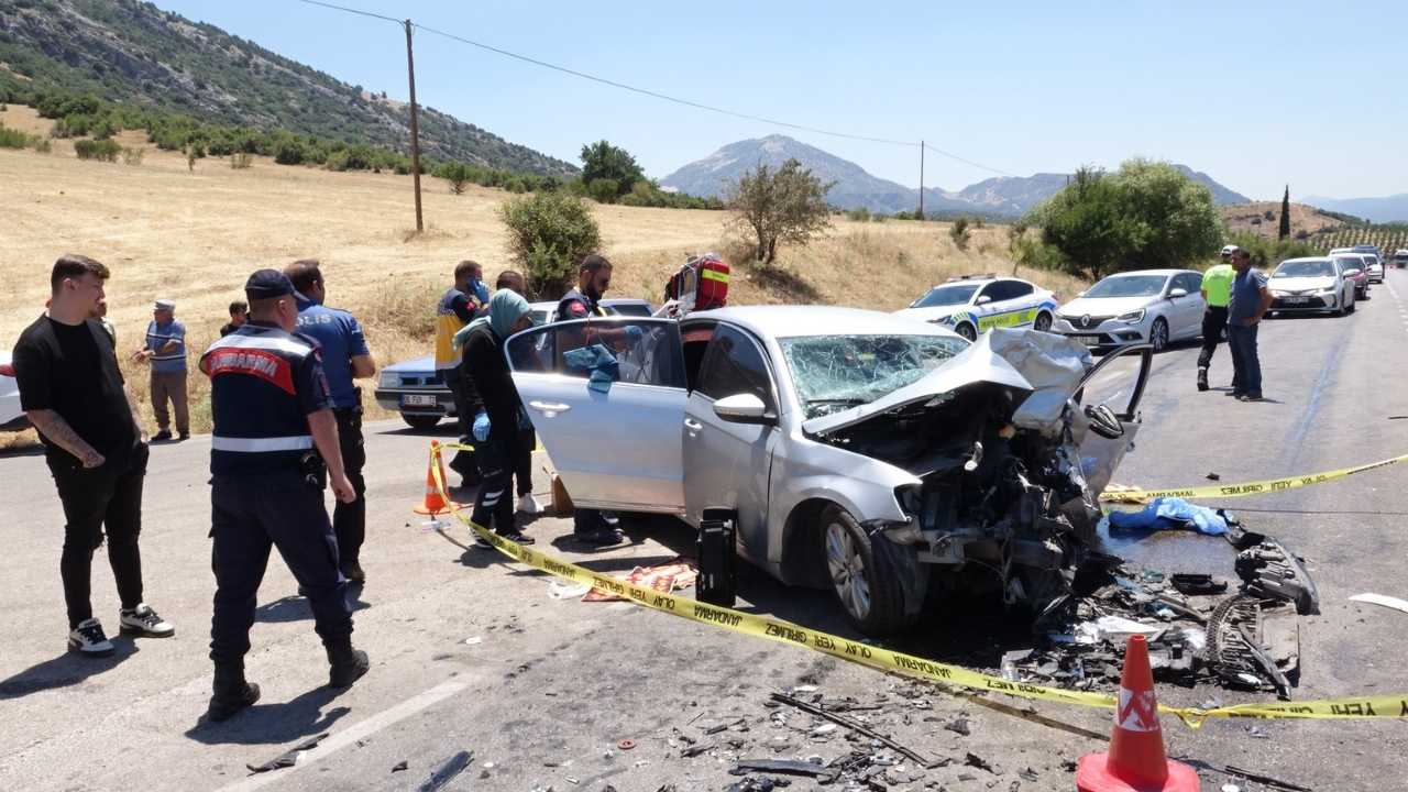 Isparta’da İki Araç Birbirine Girdi2