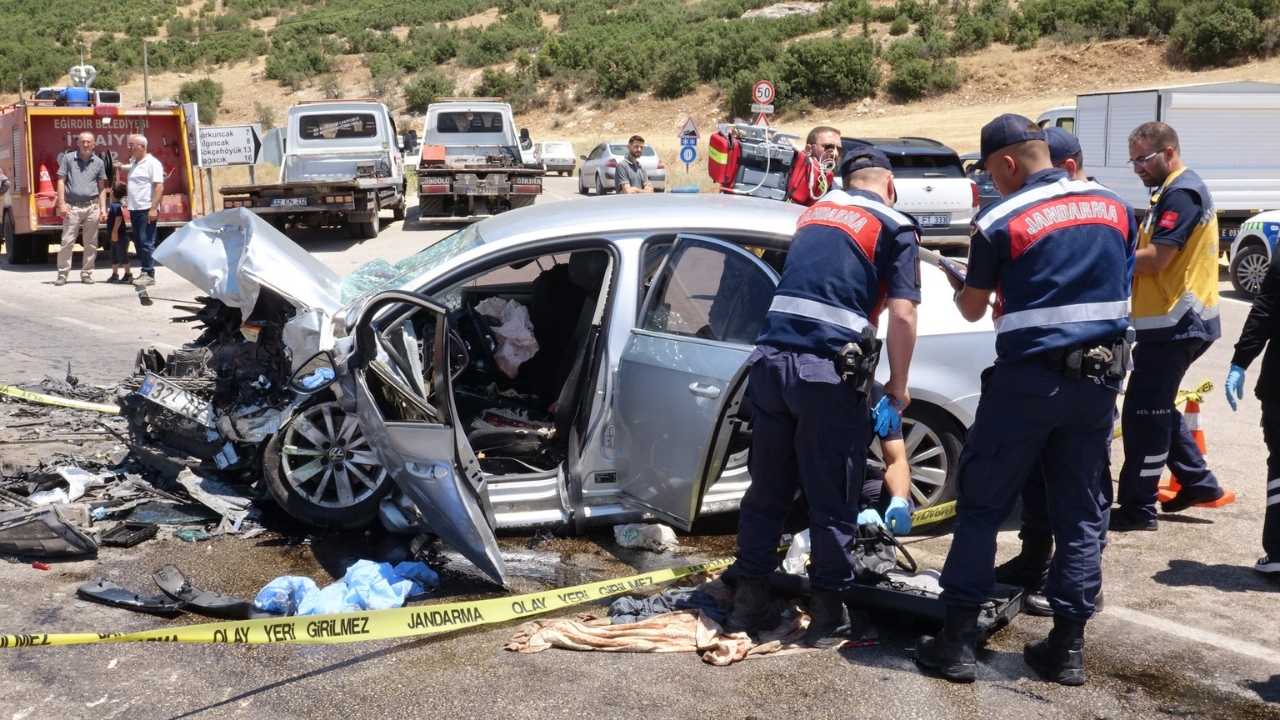 Isparta’da İki Araç Birbirine Girdi3