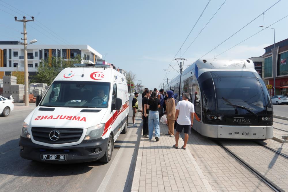 Antalya'da Tramvay Genç Kıza Çarptı! Son Anda Kurtuldu