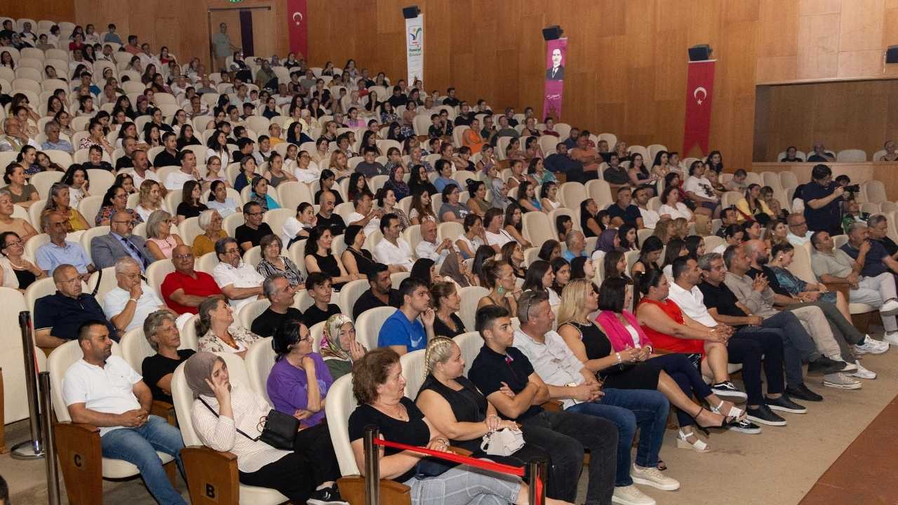 Manavgat’ta Kent Tiyatrosu İlk Oyununu Sahneledi 3