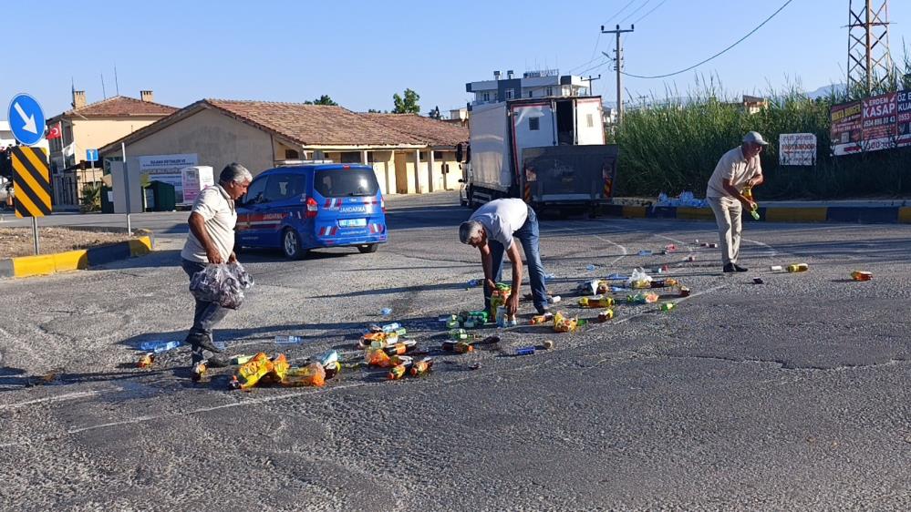 Manavgat'ta Tur Minibüsü Kamyona Çarptı! Sürücü Araçta Sıkıştı