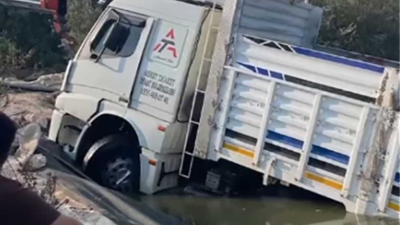 Mersin’ De Freni Boşalan Kamyon Sulama Havuzuna Uçtu