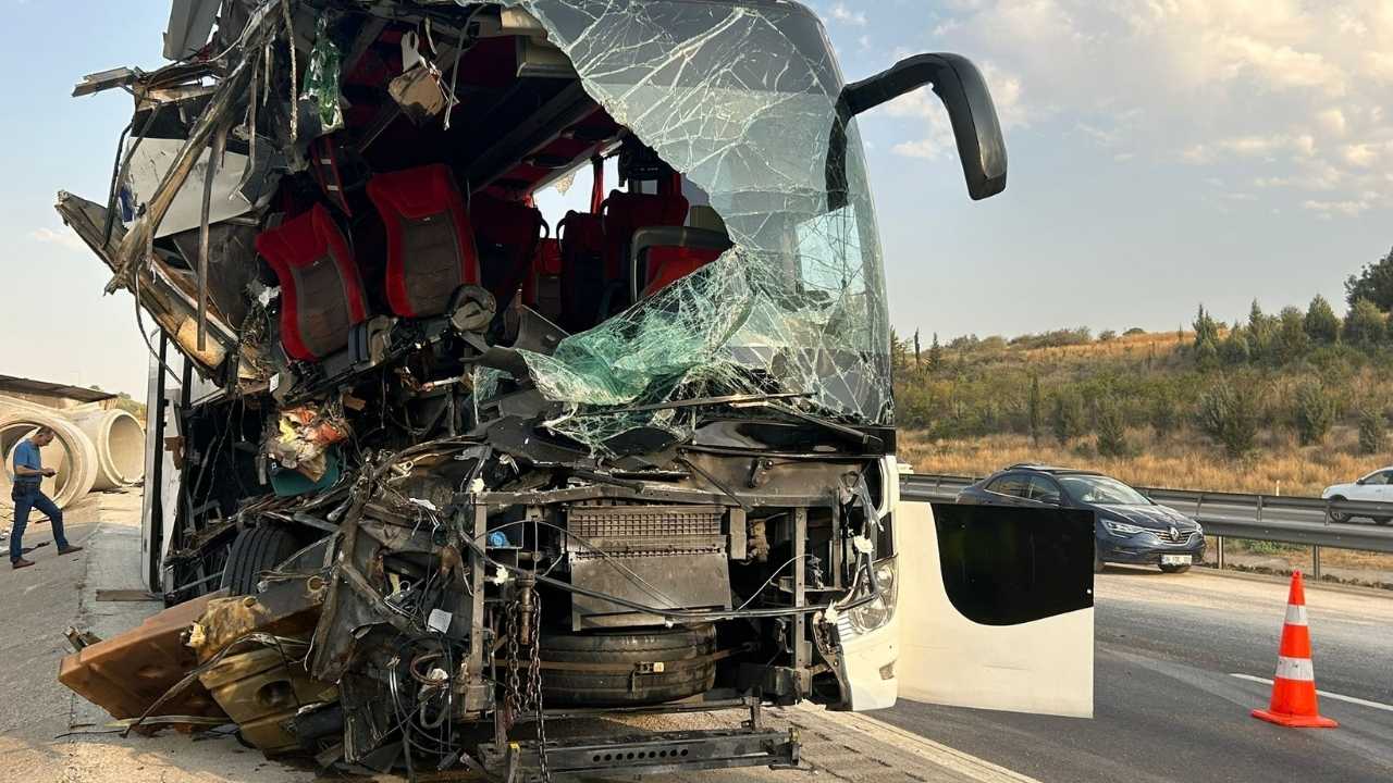 Mersin Tarsus’ta Otobüs Tir’a Çarptı2