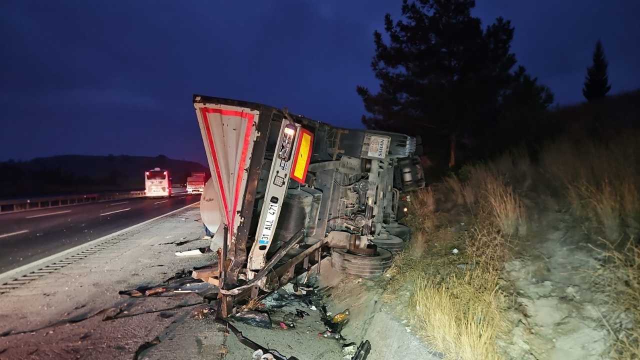 Mersin Tarsus’ta Otobüs Tir’a Çarptı3