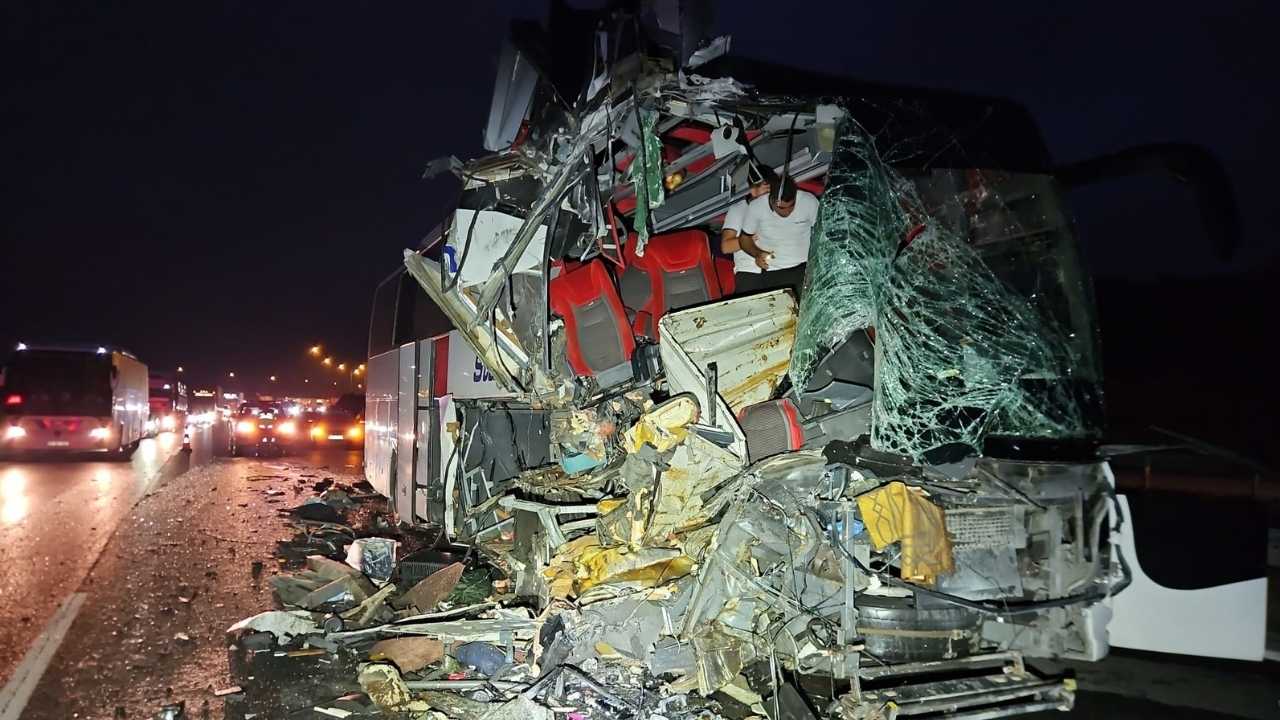 Mersin Tarsus’ta Otobüs Tir’a Çarptı4