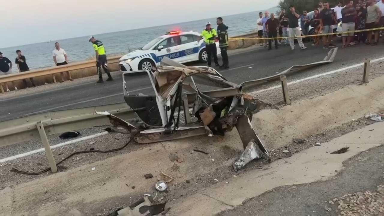 Mersin’de Bariyere Giren Araç İkiye Bölündü2