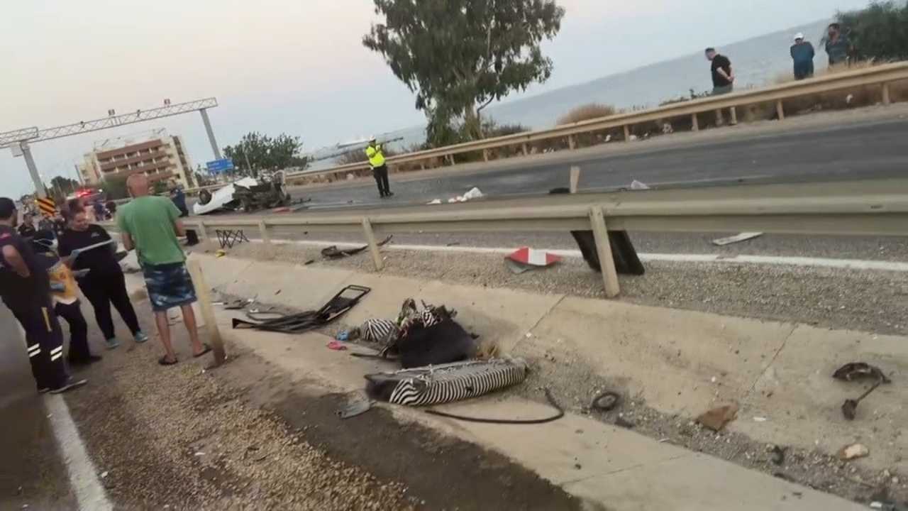 Mersin’de Bariyere Giren Araç İkiye Bölündü3