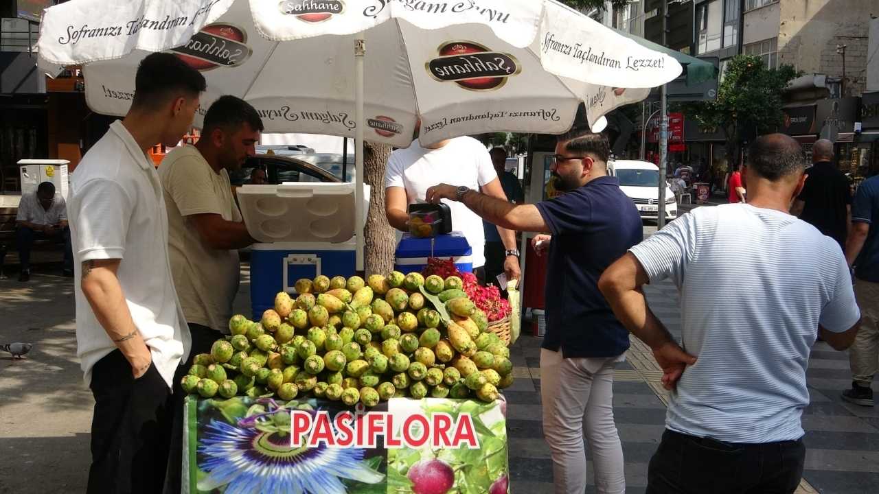 Mersin’de Hint İnciri Tezgahta Soğuk Meyveye Yoğun Talep (1)