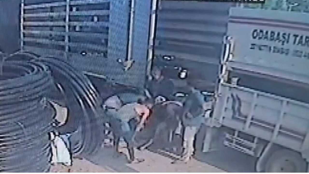 Mersin'de Kamyonet Ile Tır Arasında Sıkıştı (1)