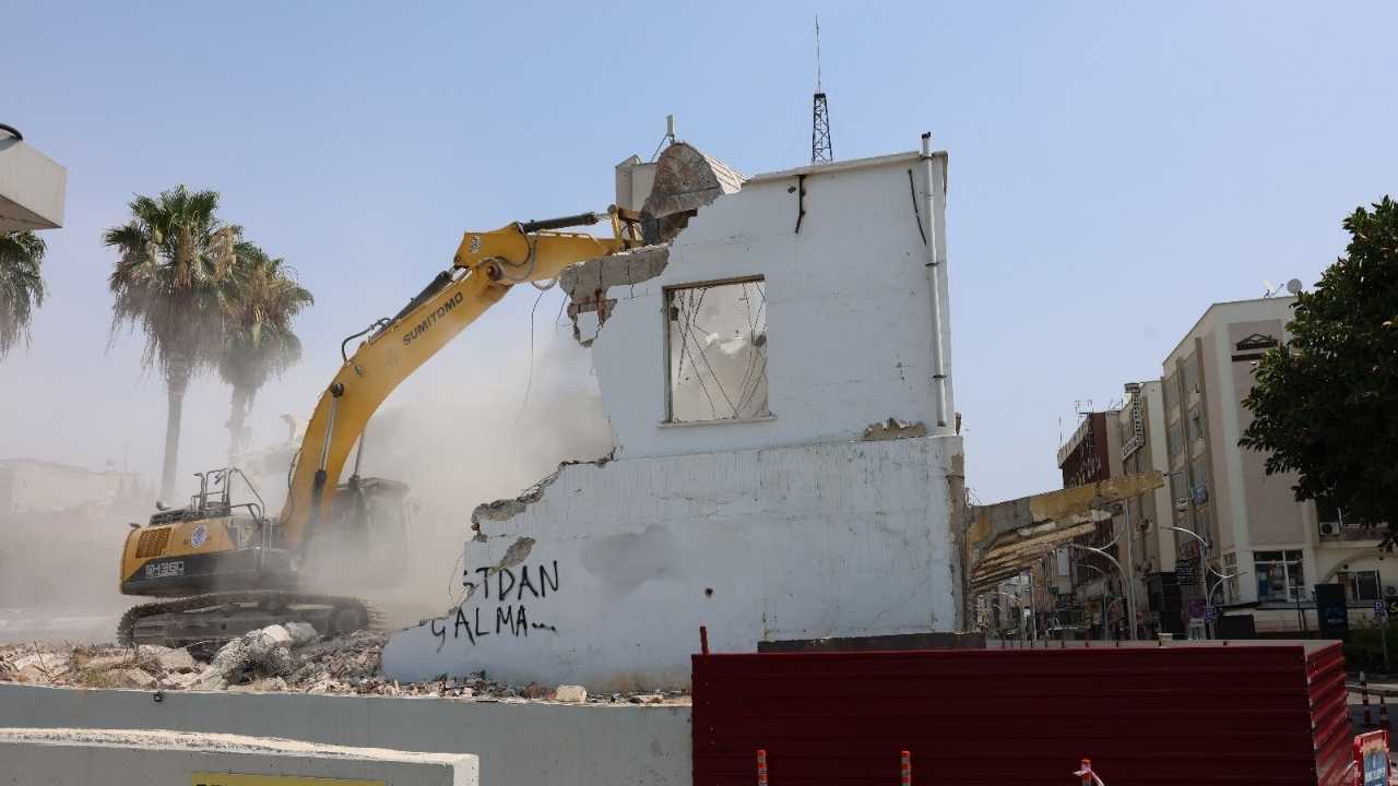 Mersin’de Kullanım Ömrünü Tamamlayan Öğretmenevi Yıkıldı 2