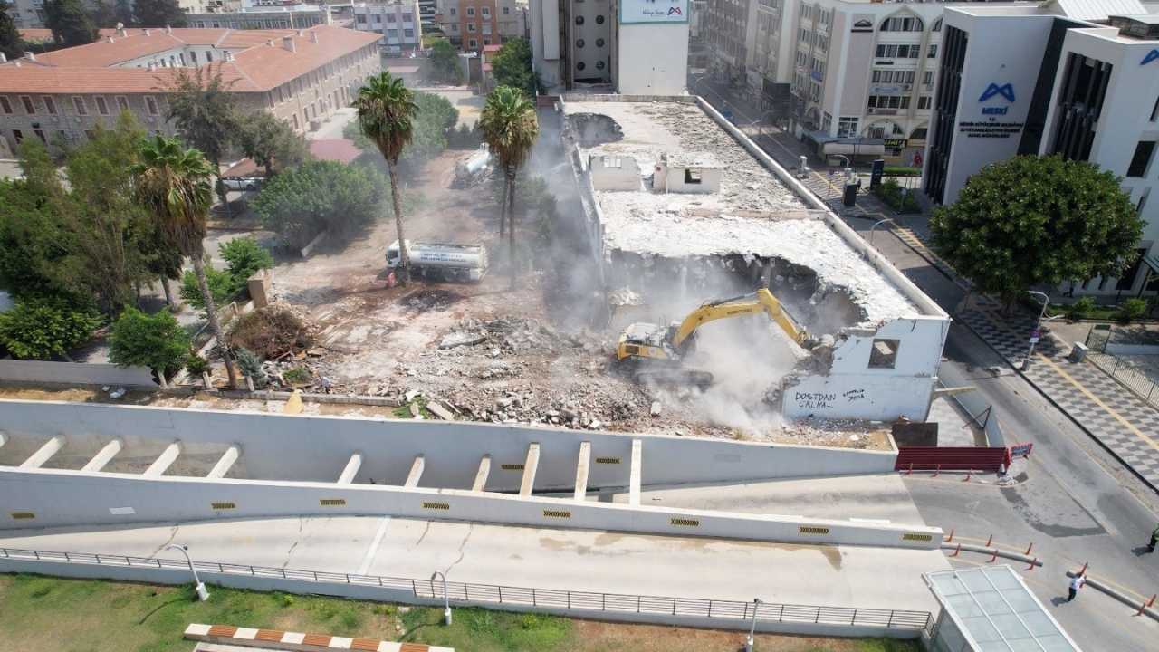 Mersin’de Kullanım Ömrünü Tamamlayan Öğretmenevi Yıkıldı 3