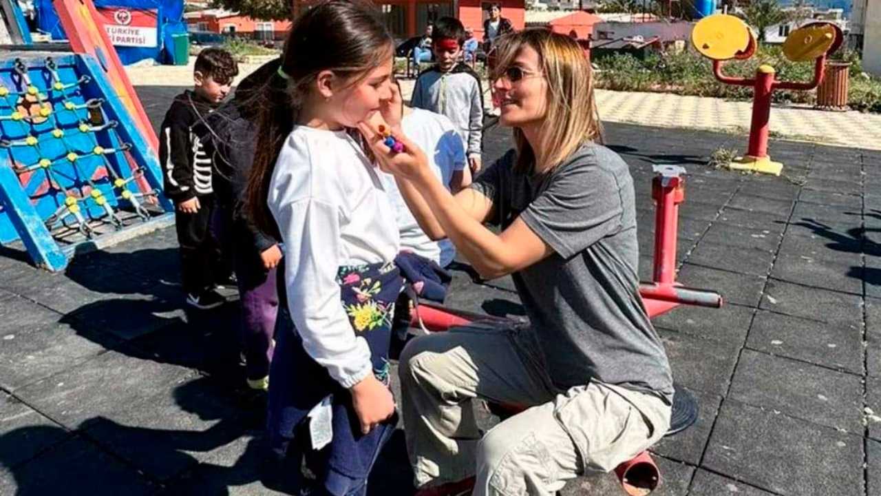 Mersin’de Sanatla Hayata Tutunarak Depremzedelere Umut Oldu 4