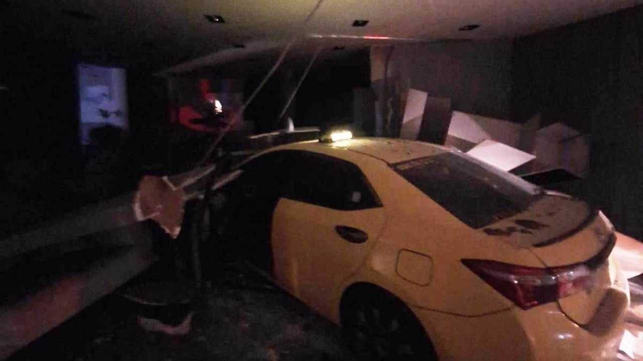 Mersin’de Ticari Taksi Mobilya Mağazasına Daldı2