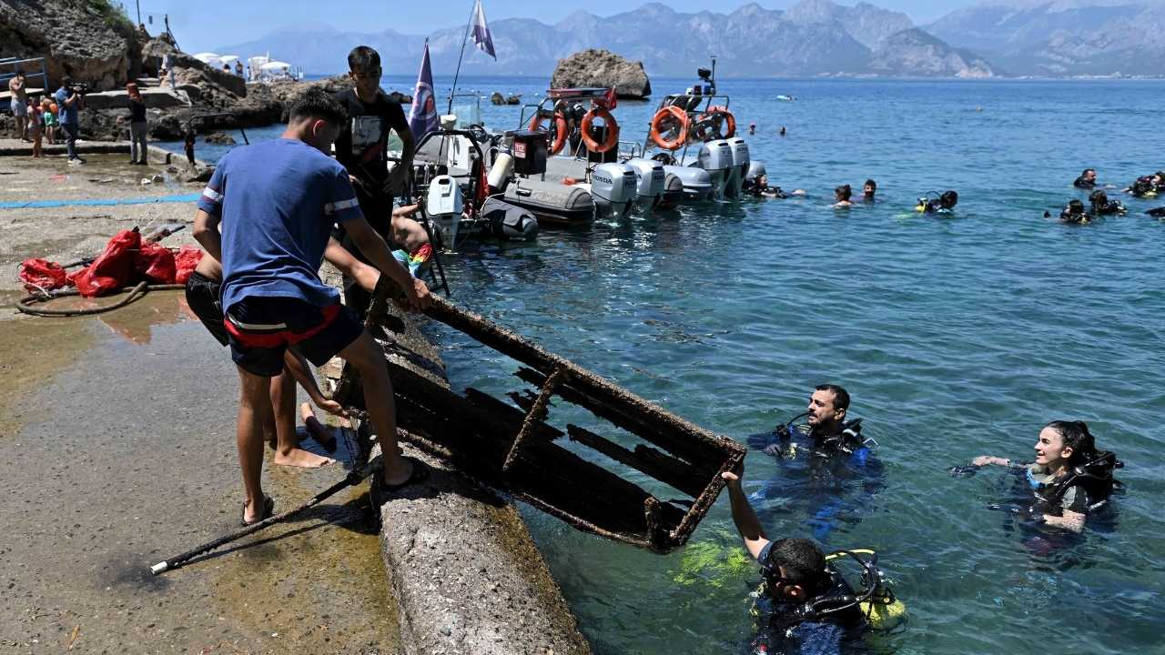 Muratpaşa'nın Falez Plajlarına 10. Kez Mavi Bayrak Ödülü 4