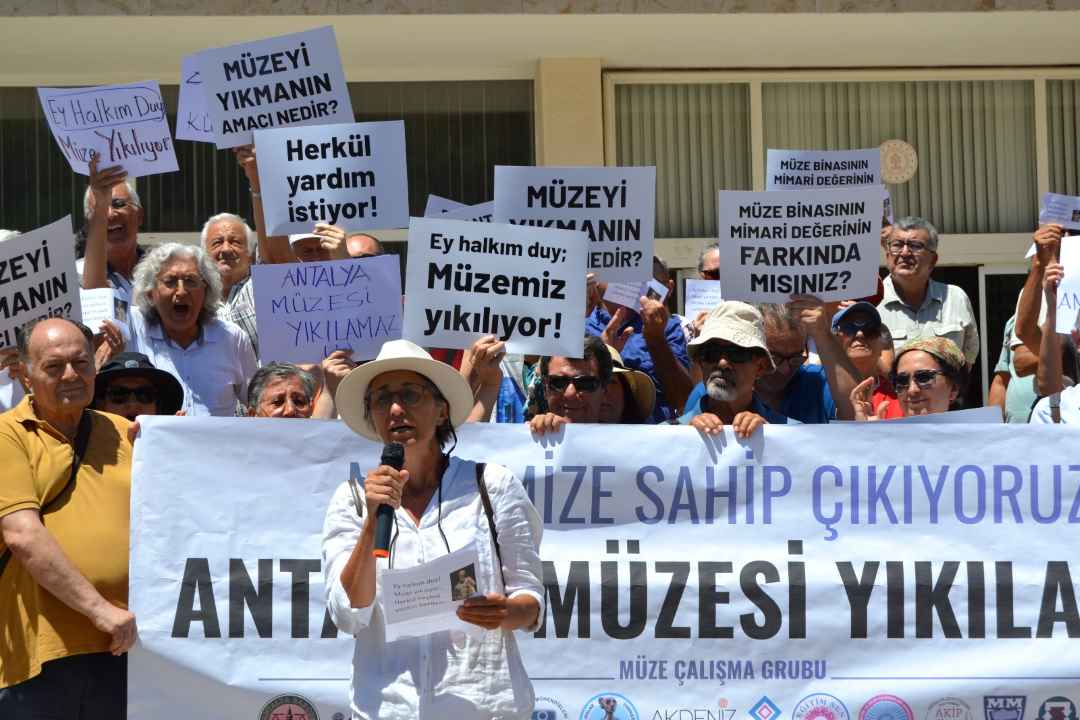 Müze Önünde Protesto “Antalya Arkeoloji Müzesi Yıkılamaz12 (1)