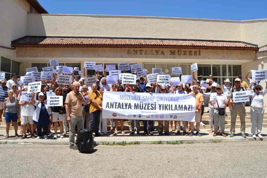 Müze Önünde Protesto “Antalya Arkeoloji Müzesi Yıkılamaz12 (2)