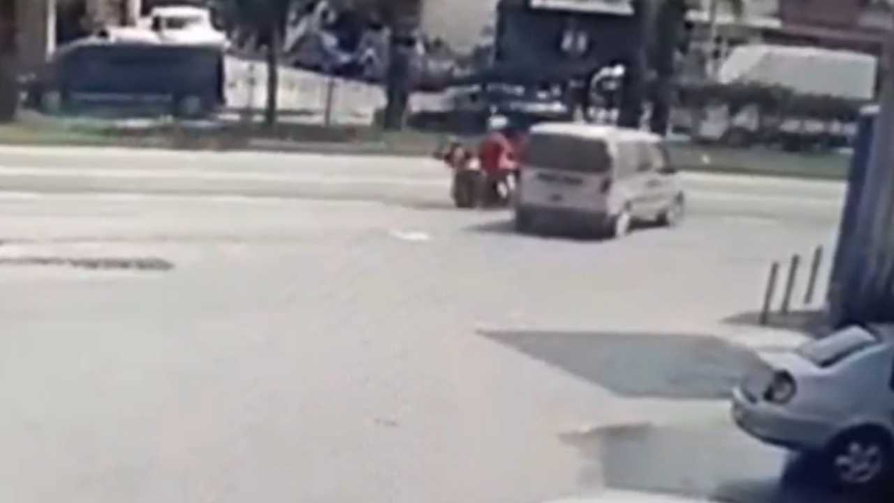Serik'te Motosikletle Hafif Ticari Araç Çarpıştı 3