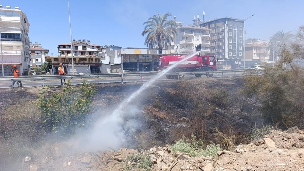 Sigara İzmariti Manavgat’ı Yaktı! Alevler Evleri Teğet Geçti12 (3)