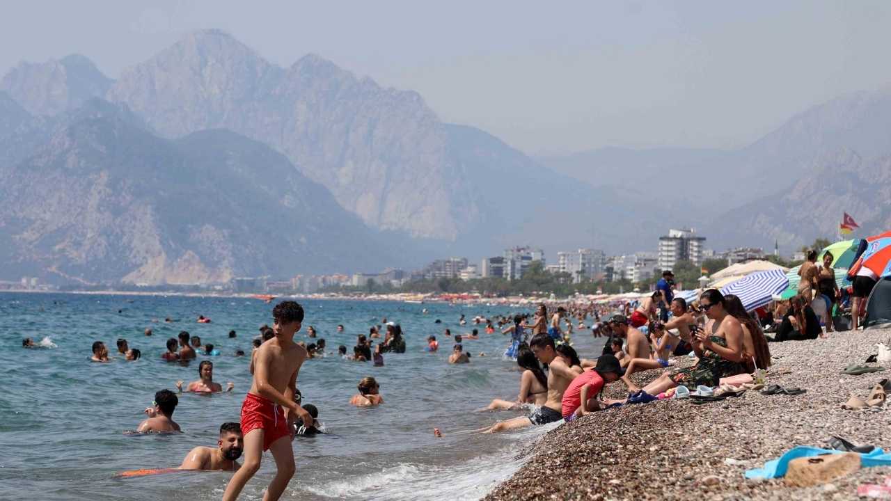 Yüzde 80 Nem Antalya’yı Fırına Çevirdi! Sahillere Akın Var 4