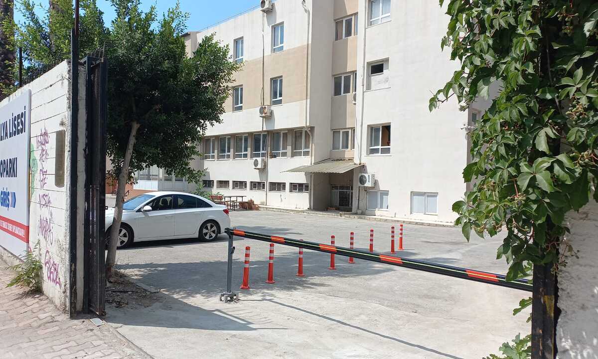 antalya-lisesinin-bahcesi-otoparka-donustu-tepkilere-yol-acti-3.jpg