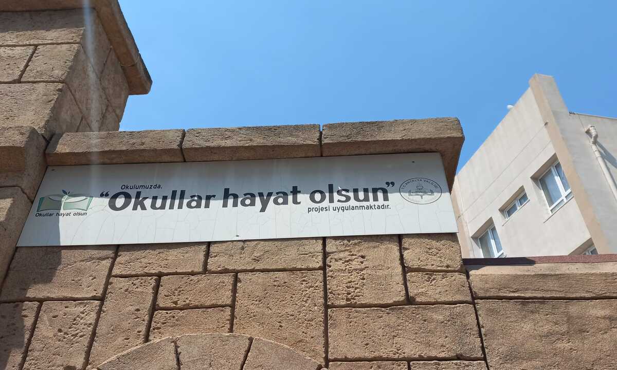 antalya-lisesinin-bahcesi-otoparka-donustu-tepkilere-yol-acti-4.jpg