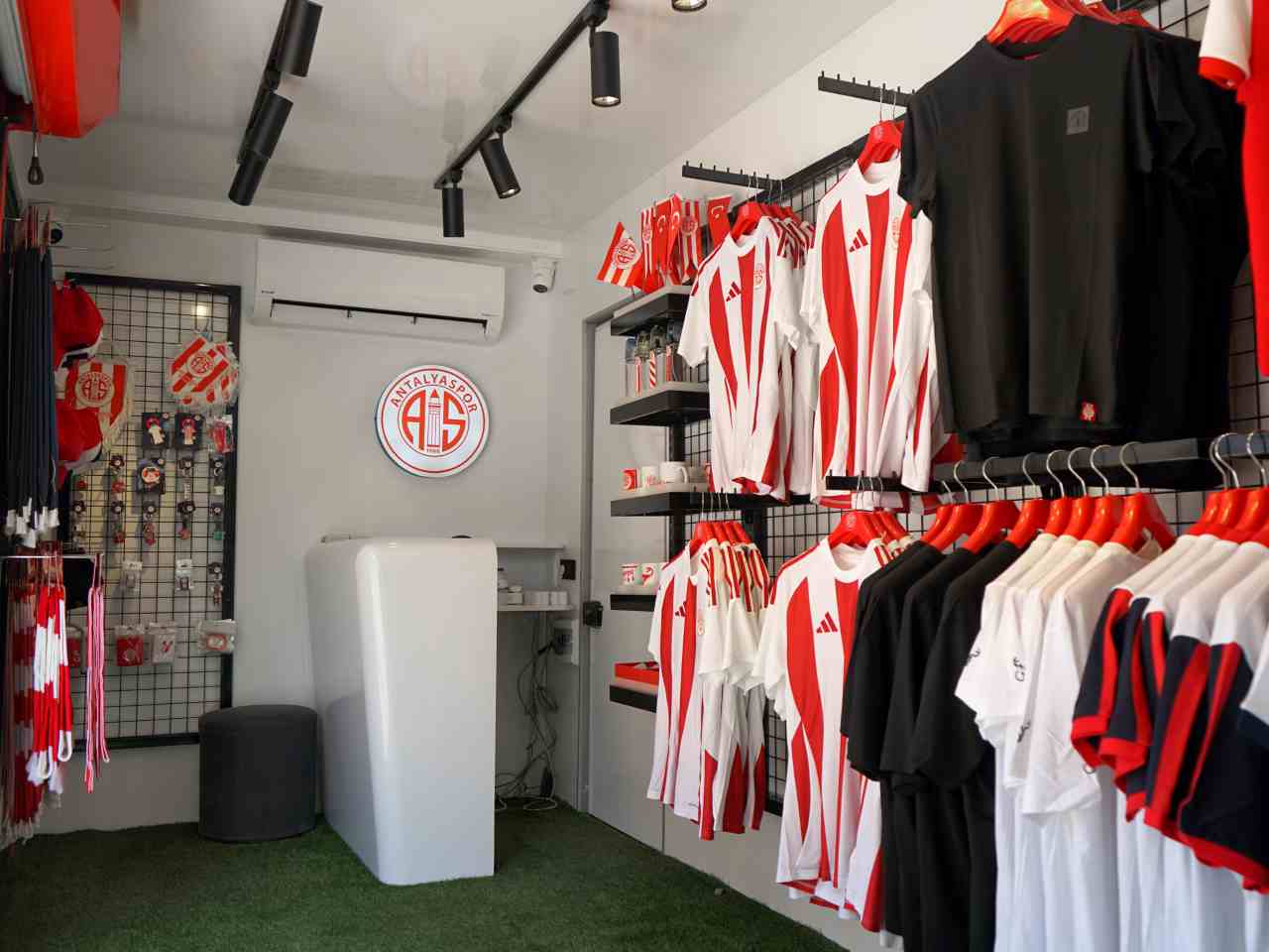 antalyaspor-store-karavani-yenilenen-yuzuyle-taraftarl2.jpg