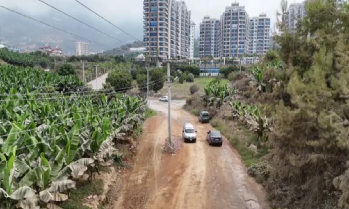 alanyada-yol-calismalari-sonrasi-elektrik-diregi-ortada-kaldi-2.jpg