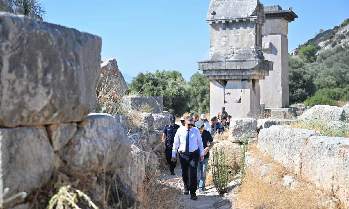 antalya-valisi-patara-deniz-feneri-restorasyonu-dunya-arkeolojisine-ornek-oldu-3.jpg
