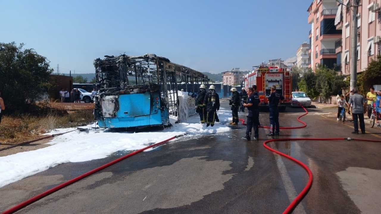 antalyada-alev-alev-yanan-otobus-kul-oldu-2.jpg