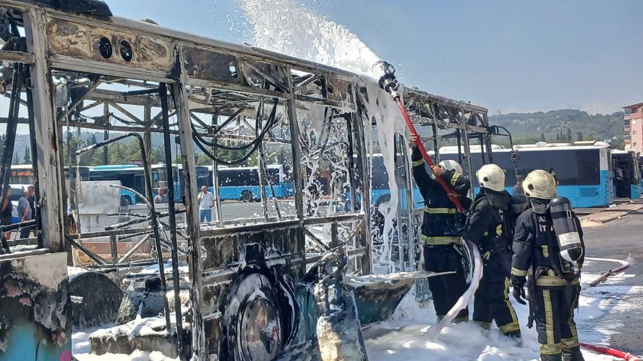 antalyada-alev-alev-yanan-otobus-kul-oldu-3.jpg