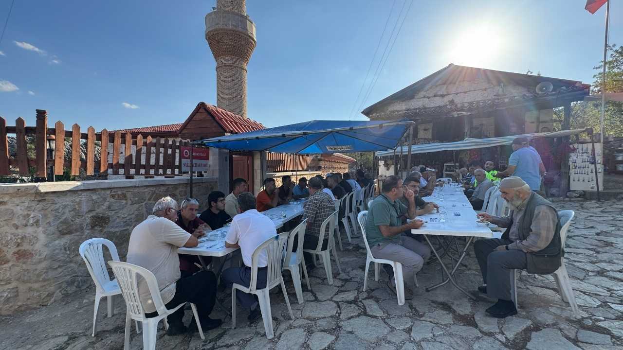 aksekinin-dugmeli-evlerinde-bin-kisilik-asure-dayanismasi2.jpg
