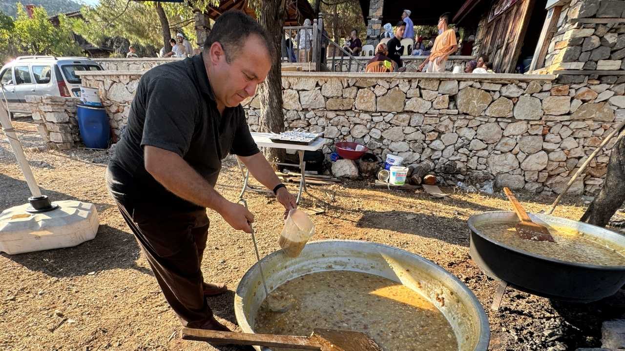 aksekinin-dugmeli-evlerinde-bin-kisilik-asure-dayanismasi4.jpg