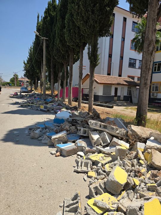 dosemealti-yenikoyde-okul-duvari-yol-calismasinda-yikildi-muhtardan-destek-cagrisi-2-4.jpg