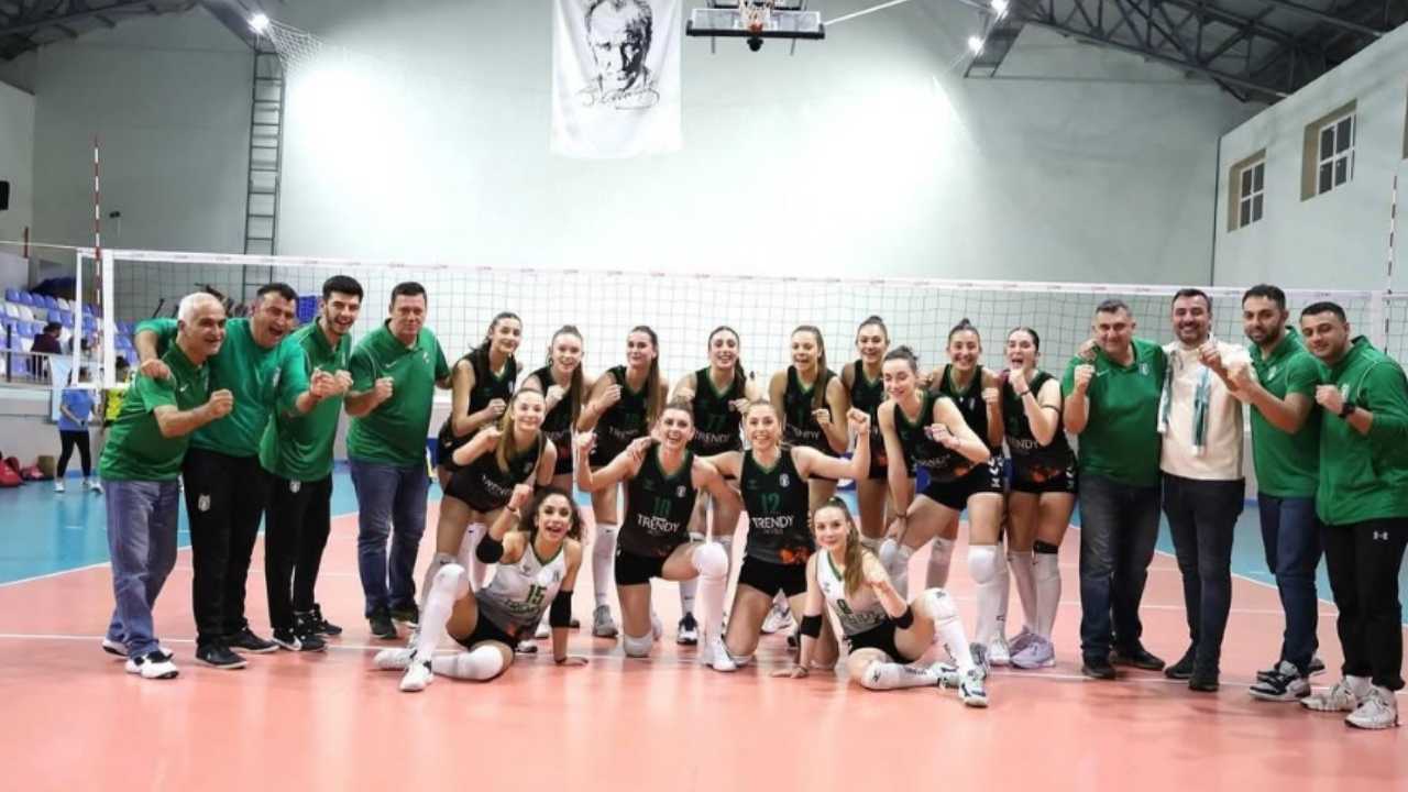 manavgat-belediyespor-kadin-voleybol-takimi-1-lige-yukseldi2.jpg