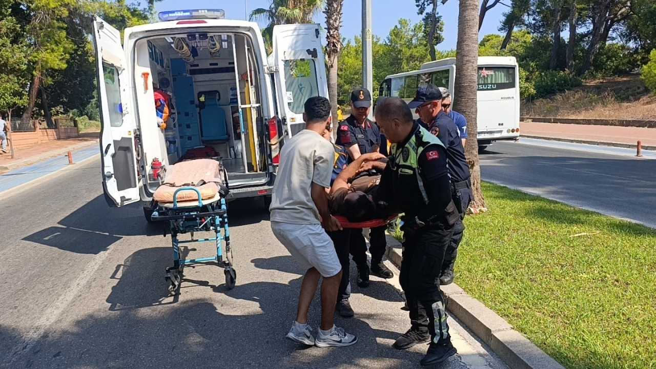 manavgat-sorgunda-agaca-giren-surucu-hastaneye-kaldirildi2.jpg