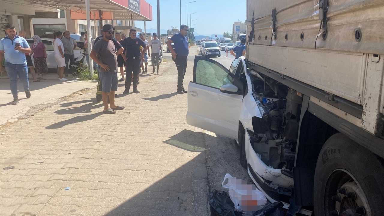 serikte-seyir-halindeki-otomobil-tira-carpti2.jpg