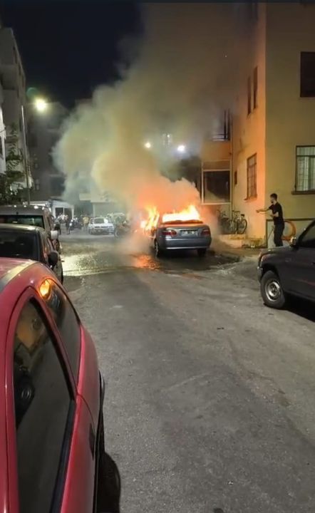Antalya'nın Alanya ilçesinde park halindeki araç yanmaya başladı. Apartman sakinleri balkondan su dökerek alevleri söndürdü. 