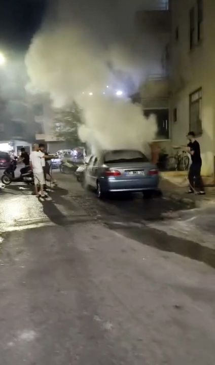 Antalya'nın Alanya ilçesinde park halindeki araç yanmaya başladı. Apartman sakinleri balkondan su dökerek alevleri söndürdü. 
