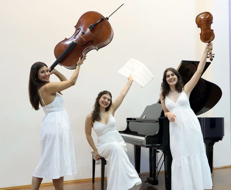 antalyada-trio-anatoliadan-muzik-ziyafeti-3-genc-yetenek-hayran-birakti-4.jpg