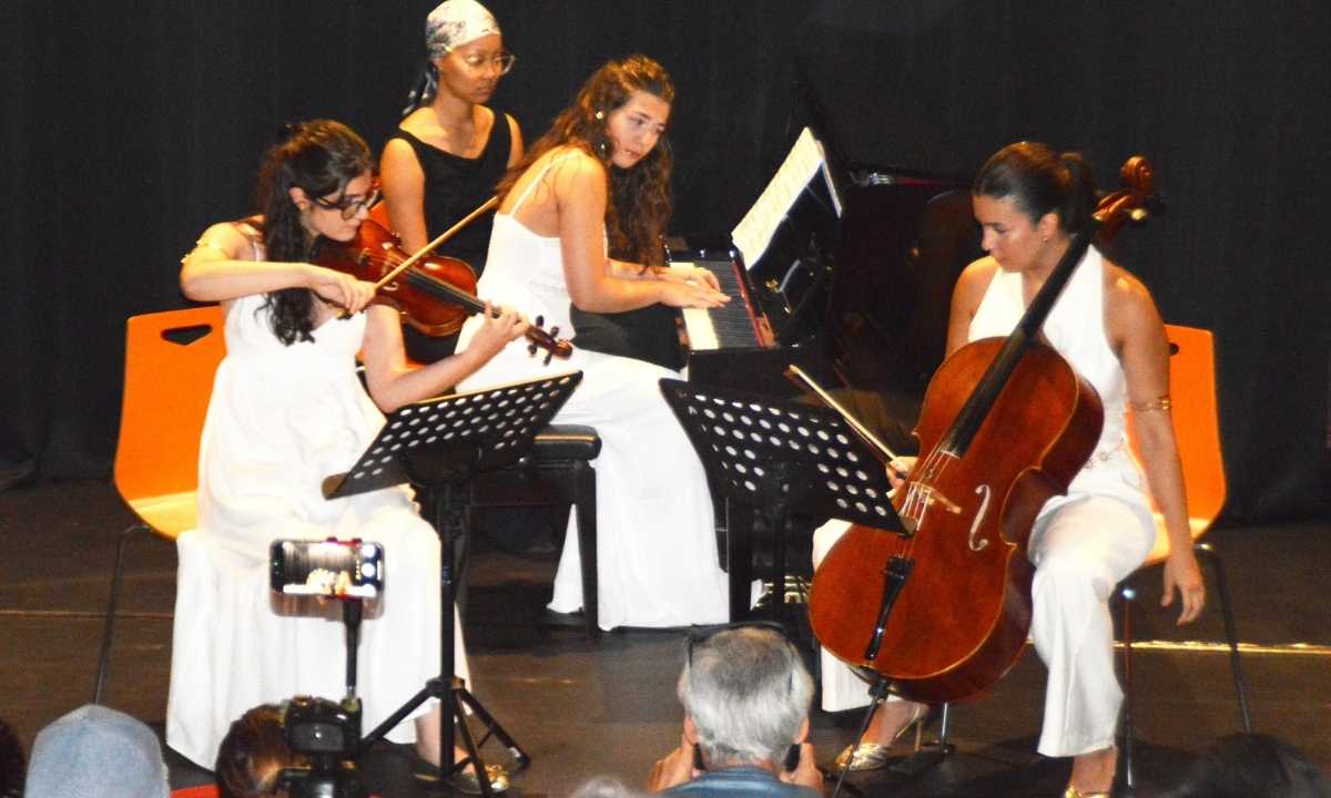 antalyada-trio-anatoliadan-muzik-ziyafeti-3-genc-yetenek-hayran-birakti.jpg